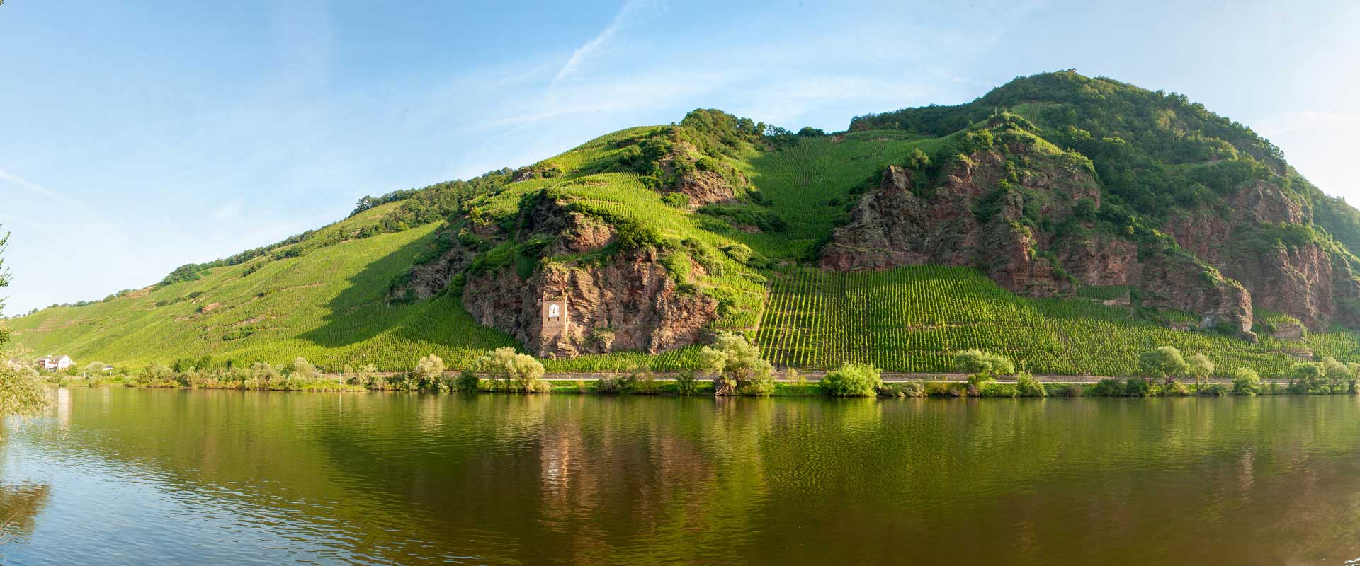 Panorama Ürziger Würzgarten mit Blick auf die Sonnenuhr